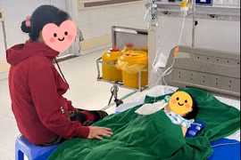 Bé gái 26 tháng nuốt viên bi sắt 0,9 cm, mắc kẹt suốt 1 tuần