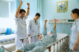 Thanh niên 35 tuổi đột ngột ngã quỵ do máu tụy ngoài màng tủy