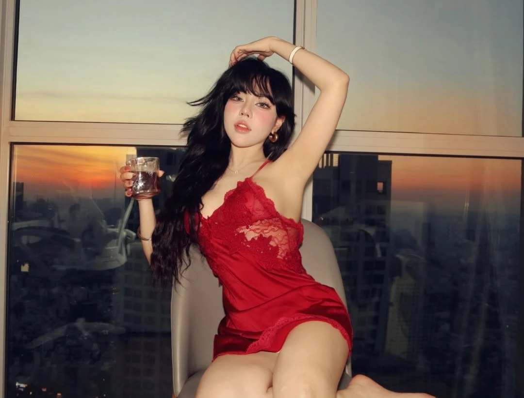 Bảo Khuyên Susan táo bạo với váy lụa đỏ đầy mê hoặc