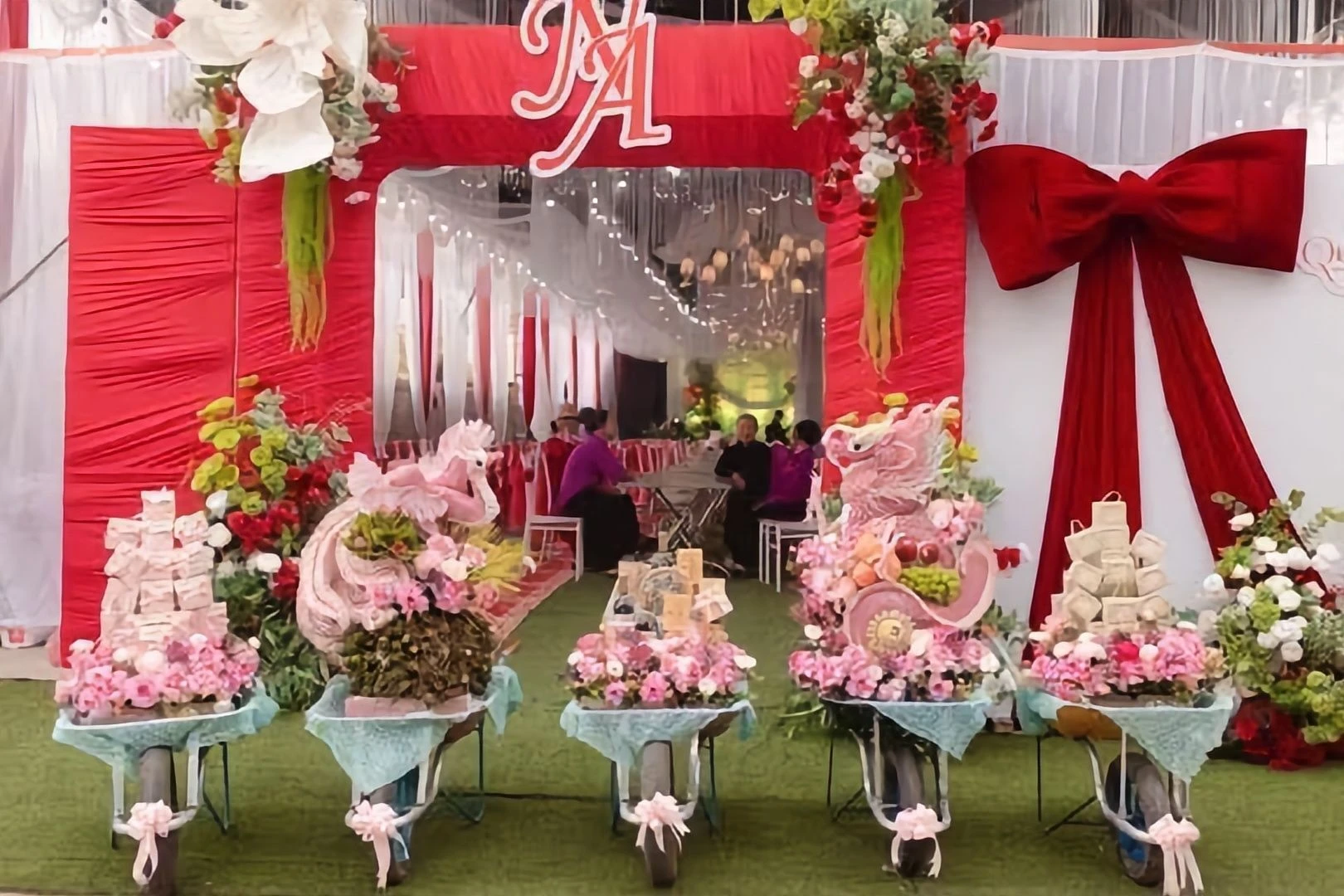 Độc lạ đám cưới dùng xe rùa để bê tráp viral mạng xã hội