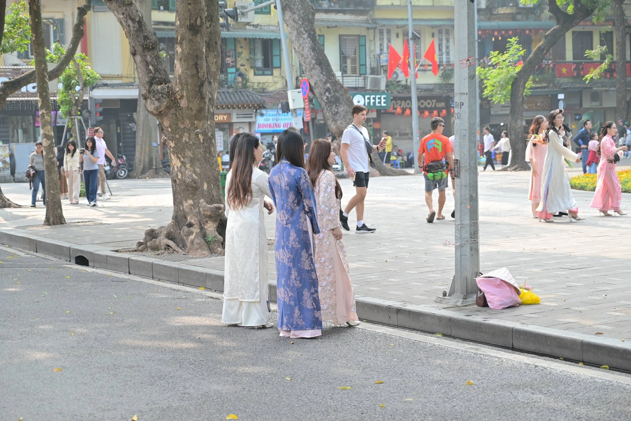 Hồ Gươm tấp nập các 'nàng thơ' xúng xính đi chụp áo dài đón Tết