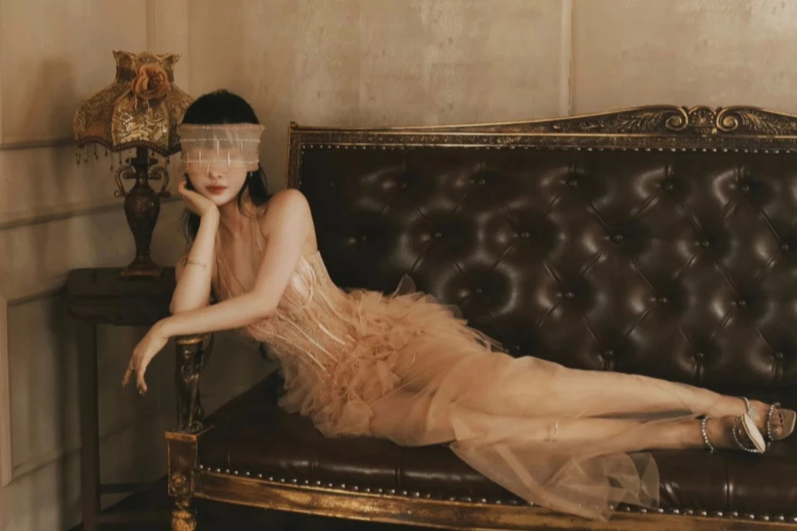 Bà xã đại gia Minh Nhựa chăm diện đồ xuyên thấu khoe dáng cực đỉnh ở tuổi U40