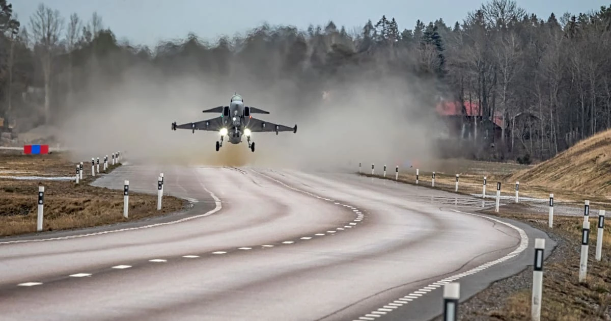 Độc đáo màn cất cánh từ trên cao tốc của tiêm kích JAS-39