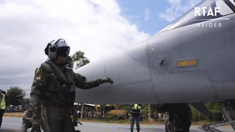 JAS-39 có 2 ghế ngồi, tuy nhiên hệ thống điều khiển được thiết kế để có thể chiến đấu chỉ với 1 phi công. Trong xung đột, đối phương thường sẽ ưu tiên đánh phá sân bay quân sự để hạn chế việc chiến đấu cơ cất cánh, vì vậy để tiến hành không kích, các tiêm kích thường sẽ được triển khai ngay trên đường cao tốc.