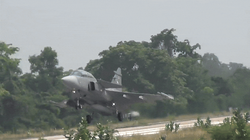 Thiết kế đặc biệt giúp Saab JAS-39 Gripen có thể vừa bay gần như thẳng đứng (tạo góc 70-80 độ) vừa tấn công mục tiêu đối phương. Ngoài ra, hệ thống radar Ericsson danh tiếng giúp Saab JAS 39 Gripen có thể dễ dàng phát hiện, theo dõi nhiều mục tiêu một lúc.