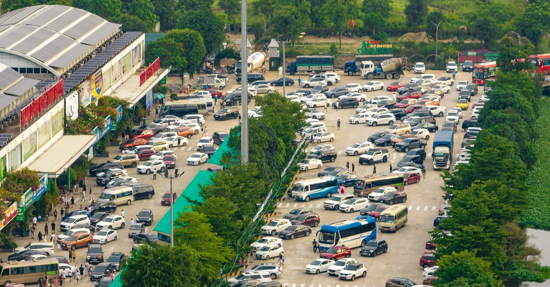 Nguyên nhân ùn tắc hàng dài trên cao tốc, ô tô đỗ kín trạm dừng nghỉ