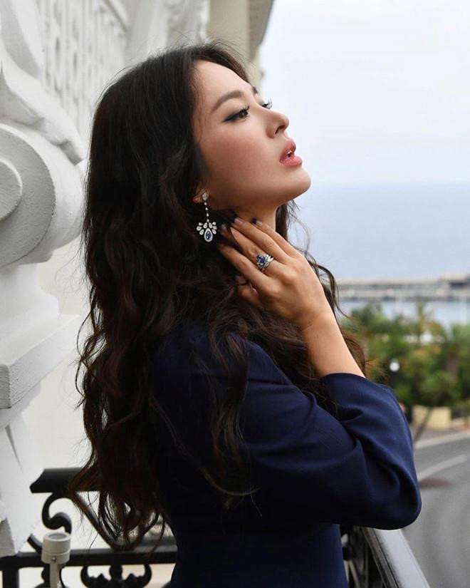 Tại đây, nữ diễn viên đã nhận trả lời phỏng vấn cho tờ Hong Kong Tatler. Người đẹp khẳng định trong nửa năm tới không muốn đóng phim và cần thời gian cho riêng mình. Câu trả lời phỏng vấn khiến cô bị dân mạng chỉ trích là kiêu ngạo, không làm tròn bổn phận dâu con.