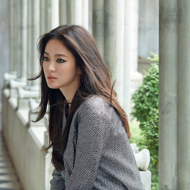 Hai tháng sau ly hôn, ngôi sao 37 tuổi đã lấy lại được cân bằng. Người hâm mộ vui mừng khi thấy Song Hye Kyo tương tác với bạn cũ Lee Jin - cựu thành viên nhóm Fin.K.L - trên trang cá nhân. Cô kín lịch quay quảng cáo, tham dự sự kiện. Theo Sina, sau ly hôn, Song Hye Kyo đẩy mạnh các hoạt động ở thị trường nước ngoài.