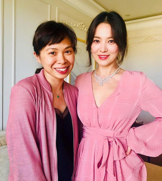 Hôm 14/7, Song Hye Kyo có mặt tại Pháp và hoàn thành buổi phỏng vấn với phóng viên nước ngoài. Nữ diễn viên diện bộ váy sang trọng, quyến rũ với đường xẻ sâu gợi cảm, cùng bộ trang sức quý phái.