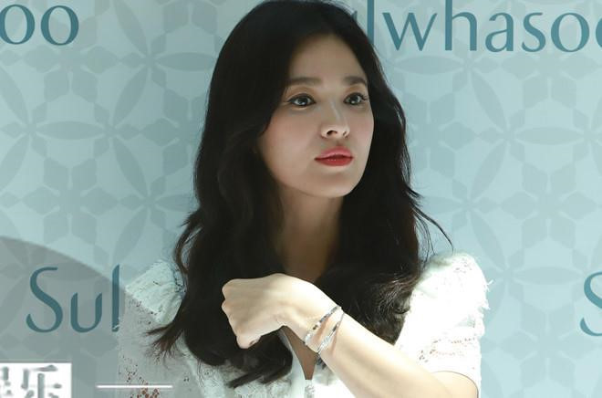 Ngày 27/6, Song Joong Ki tuyên bố ly hôn với Song Hye Kyo sau 2 năm chung sống. Không lâu sau khi chia tay, nữ diễn viên đã tham dự một sự kiện về mỹ phẩm được tổ chức tại đảo Tam Á (Trung Quốc). Cô xuất hiện rạng rỡ, tươi tắn chứ không tiều tụy hay mệt mỏi như suy nghĩ của nhiều người.