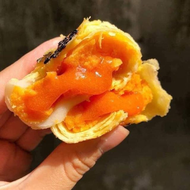 Theo quan sát, bánh có nhiều lớp vỏ đan xen, bên trong là nhân trứng muối mềm, khi bẻ đôi chiếc bánh lớp nhân trứng như “tan chảy” trông rất bắt mắt.