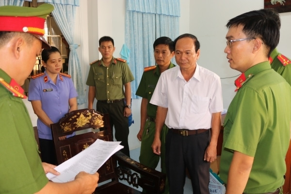 Trước đó công an đã bắt 5 bị can nguyên là cán bộ Phòng Tài nguyên - Môi trường (TNMT) TP.Trà Vinh. Theo tài liệu điều tra, các đối tượng là cán bộ đã câu kết với cò đất tìm những người là gia đình chính sách, mẹ liệt sỹ đứng tên chuyển mục đích sử dụng đất không phải nộp thuế.Số tiền thất thoát gần 120 tỷ đồng.