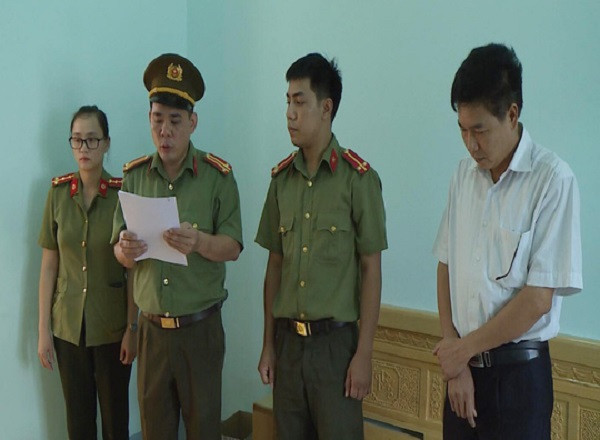 8 bị can đã cùng bị truy tố về tội lợi dụng chức vụ, quyền hạn trong thi hành công vụ.