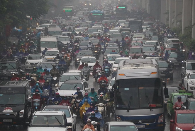 Không thể phân biệt được làn đường vào đầu giờ sáng (Ảnh: Tiền Phong).