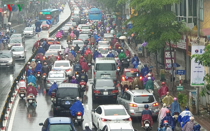 Mưa gây ra nhiều khó khăn cho người và phương tiện tham gia giao thông, nhất là ở các tuyến phố lớn như Nguyễn Trãi - Tây Sơn - Tôn Đức Thắng - Xã Đàn (Ảnh: VOV).