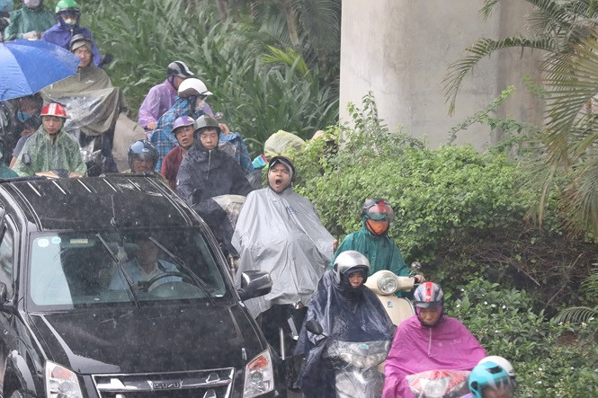 Một người tham gia giao thông tỏ vẻ ngán ngẩm trước cảnh ùn tắc (Ảnh: Tiền Phong).