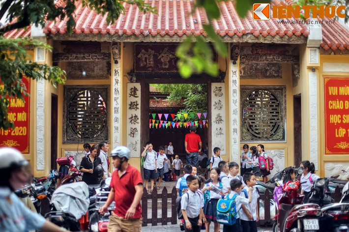 Thời thuộc địa người Pháp gọi đây là phố Phúc Kiến (rue des Phuc Kien) vì có rất đông Hoa kiều gốc tỉnh Phúc Kiến đến cư ngụ. Trường tiểu học Hồng Hà ở số 40 Lãn Ông chính là Hội quán Phúc Kiến xưa, được xây từ năm 1817.