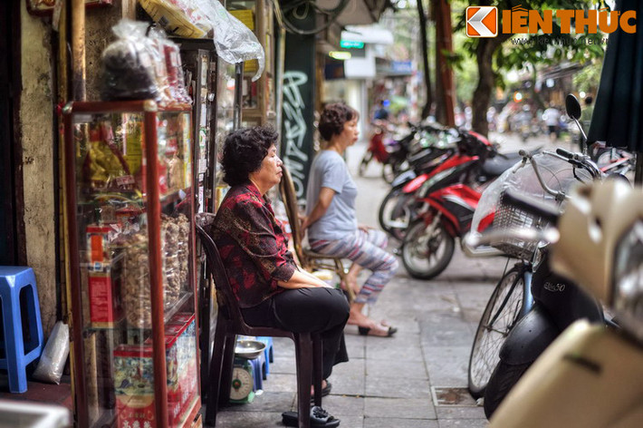 Sau đó có nhiều lương y người Việt thành danh trên phố này. Họ có gốc gác phần lớn là từ những làng nghề làm thuốc có tiếng như Đa Ngưu, Nghĩa Trai, Ninh Hiệp, Đồng Tâm, hay từ những vùng đất học giỏi như Nhân Chính, Đông Ngạc, Hành Thiện...