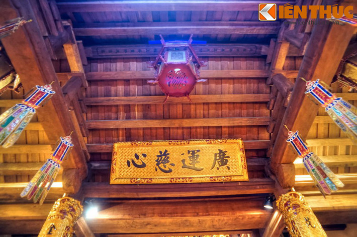 So với một số đền chùa khác trong khu phố cổ, bộ khung gỗ của chùa không được chạm trổ cầu kỳ bằng.