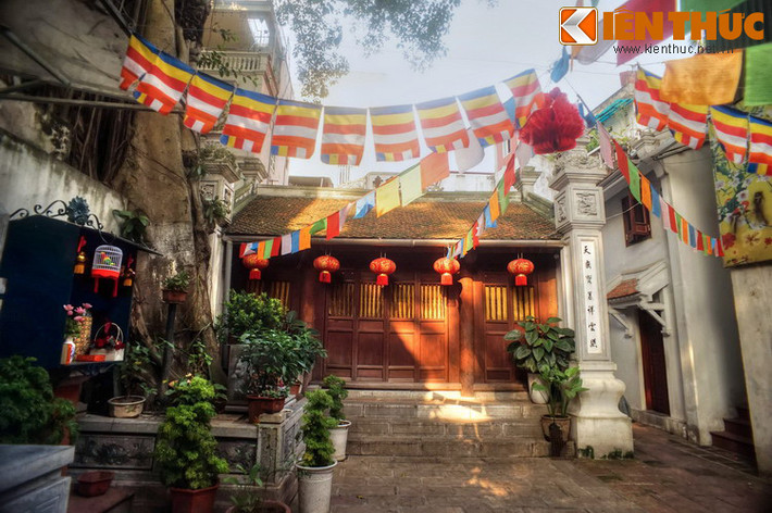 Về tổng quan, từ ngoài vào là cổng chùa, xây hai tầng tám mái, có đề chữ “Vĩnh Trù Tự”, với 4 trụ xây; sau cổng là một khoảng sân, kế đến là tòa chính điện.