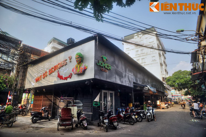Phố Chợ Gạo là một phố dài dài 160 mét, gồm hai nhánh song song kéo dài từ đường Trần Nhật Duật đến phố Đào Duy Từ ở phía Đông khu phố cổ Hà Nội. Đây là một trong những con phố có lịch sử đặc biệt nhất ở phố cổ.