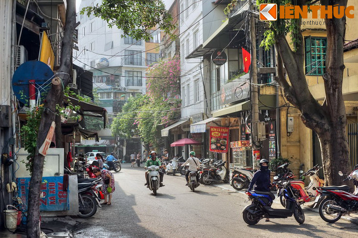 Nơi phố tọa lạc vốn là cửa sông Tô Lịch cũ, chỗ sông Hồng tiếp nước cho sông Tô. Vì vậy có tên là giáp Giang Nguyên (nguồn sông) thuộc thôn Hương Nghĩa, tổng Tả Túc (sau đổi là tổng Phúc Lâm), huyện Thọ Xương cũ. Từ thuở xa xưa, vùng cửa sông này đã là nơi tụ họp của những hàng bán gạo.