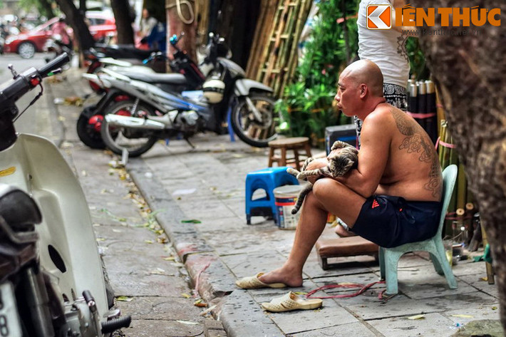 Đến thời Pháp thuộc, người Pháp gọi phố Hàng Vải là “rue des Etoffes” – dịch trực tiếp từ tên gọi “Hàng Vải”. Năm 1945 phố lấy lại tên tiếng Việt là phố Hàng Vải.