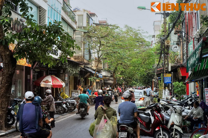 Phố Hàng Vải là con phố khoảng 230 mét, kéo dài từ phố Thuốc Bắc đến phố Phùng Hưng ở phía Tây khu phố cổ Hà Nội.