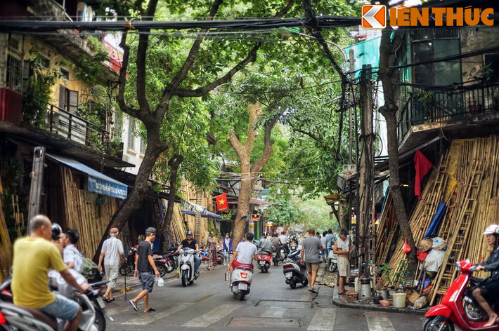 Ngày xưa phố Hàng Vải gồm hai đoạn. Đoạn phía đông có tên Hàng Vải Thâm, là nơi bán vải, phần lớn là vải nhuộm nâu và nhuộm thâm. Đoạn phía Tây thì có một số nhà bán cuốc nên có tên là phố Hàng Cuốc. Sau đó hai phố được nhập lại thành phố Hàng Vải.