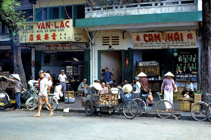 Các quán ăn vỉa hè ở đường Tôn Thất Đạm, khu chợ Cũ.