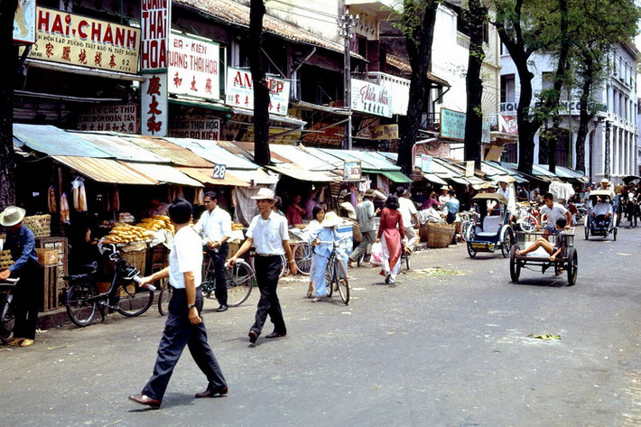 Khung cảnh nhộn nhịp ở khu chợ Cũ, đại lộ Hàm Nghi với các cửa hàng của người Hoa nằm san sát.