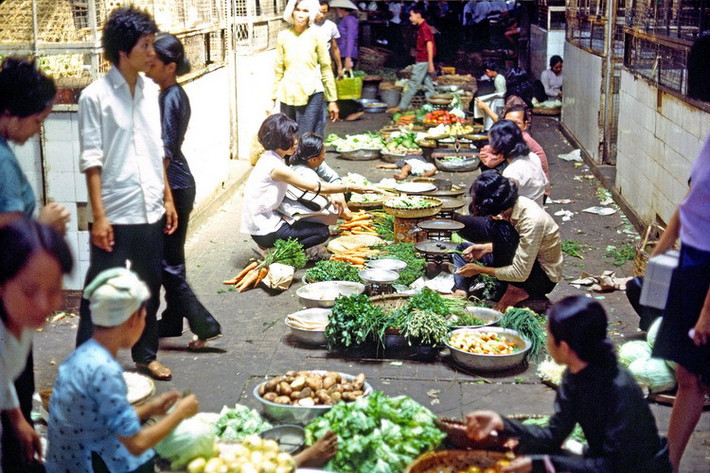 Các quầy rau quả ở chợ Bến Thành.