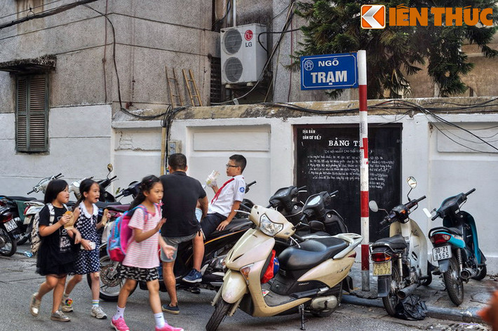 Khoảng 1910, chính quyền thuộc địa mở một phố mới ở sau ngõ Trạm Hà Trung, gọi là phố Bourret. Nhưng người dân quen gọi phố mới này là ngõ Trạm Mới, còn ngõ Trạm Hà Trung là ngõ Trạm Cũ. Từ 1945, ngõ Trạm Cũ trở thành phố Hà Trung, còn ngõ Trạm Mới là phố Ngõ Trạm.
