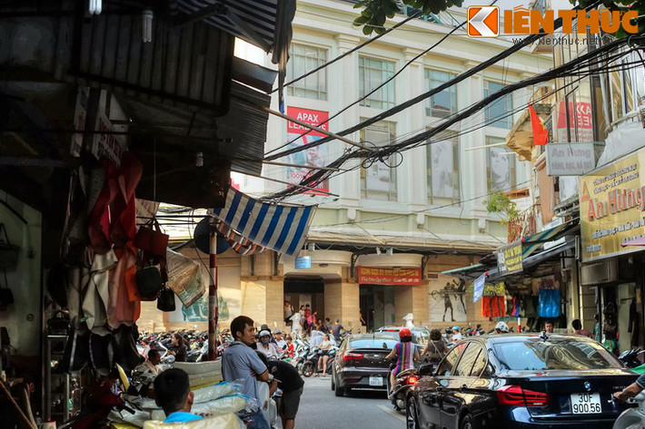 Sau khi chiếm Hà Nội, người Pháp bỏ hệ thống trạm, mở các sở “dây thép” tức bưu điện thay thế, nên trạm Hà Trung không còn nữa, nhưng cái tên Hà Trung vẫn được lưu lại và gắn với con ngõ dẫn đến trạm xưa, tức phố Hà Trung ngày nay.