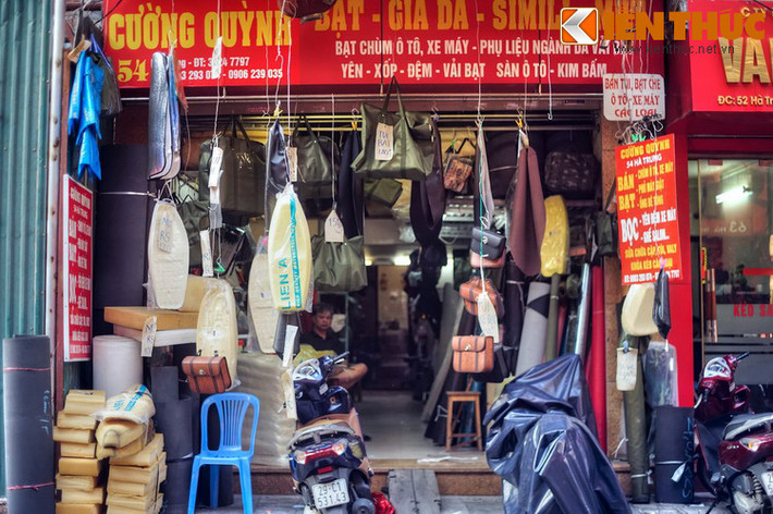 Người đó sau khi giải ngũ, ra mở một cửa hiệu đóng hàng da kiểu mới tại phố. Gọi là “kiểu mới” để phân biệt với hàng da kiểu truyền thống ở phố Hàng Giầy, ngõ Hài Tượng và đầu phố Hàng Bồ lúc đó. Từ cửa hàng của mình, ông truyền nghề cho họ hàng con cháu và đồng hương.