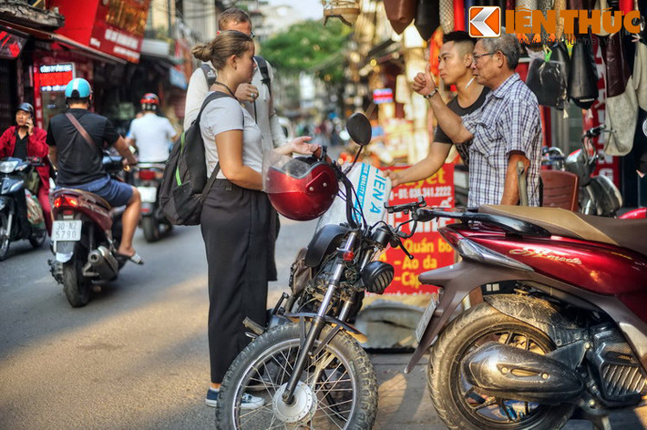 Kể từ khi xe máy bùng nổ ở Hà Nội, phố Hà Trung đã trở thành địa chỉ bọc yên xe số một của thủ đô.