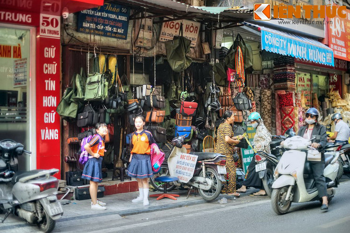 Từ đó phố Hà Trung trở thành một dãy phố có rất nhiều các cửa hàng đồ da kiểu Tây, bán các mặt hàng như va li, cặp sách, giày da... của dân làng Nành dời quê định cư ở đây.