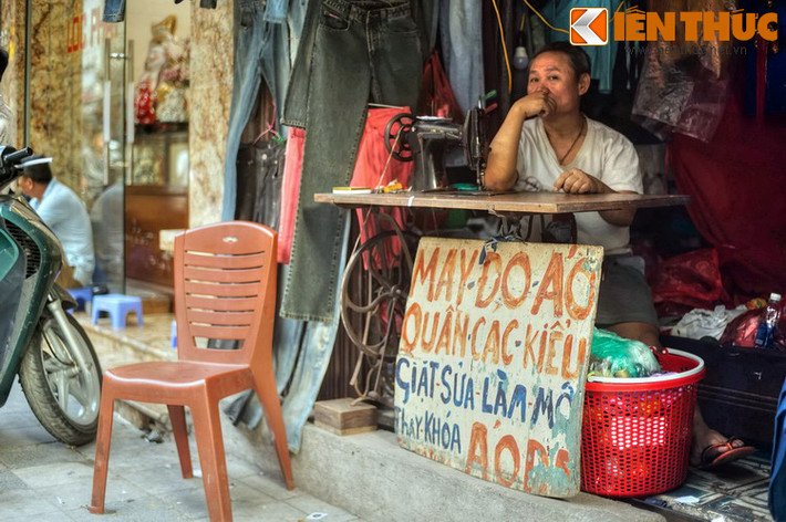 Liên quan ít nhiều đến nghề làm đồ da là nghề may, với các hiệu may nằm rải rác dọc phố.