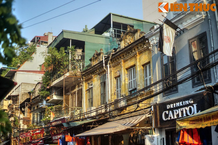Trên bản đồ hành chính Hà Nội đầu thời thuộc địa, phố được gọi là “rue Ha Trung” (phố Hà Trung) nhưng người dân quen gọi là ngõ Trạm Hà Trung.