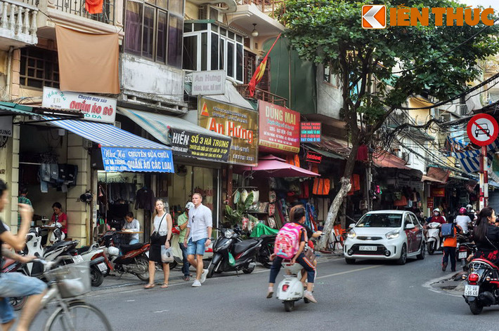 Nhắc đến phố Hà Trung, không thể không nhắc đến nghề làm đồ da. Nghề này hình thành trên phố vào đầu thế kỷ 20, “tổ nghề” là một người làng Nành (Phù Ninh, nay thuộc xã Ninh Hiệp huyện Gia Lâm, Hà Nội) đi lính cho Pháp, học được nghề đóng giầy da, khâu yên ngựa, túi súng...