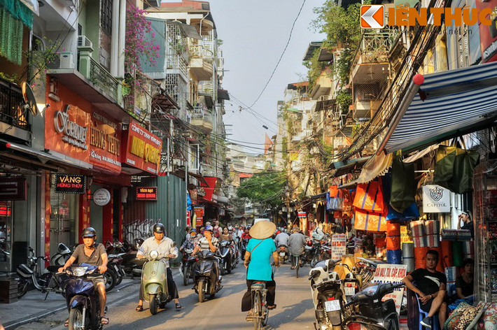 Phố Hà Trung là con phố dài khoảng 200 mét, kéo dài từ phố Ngõ Trạm chạy ngoặt ra phố Phùng Hưng, ở phía Tây Nam khu phố cổ Hà Nội. Đây nguyên là đất thôn Yên Trung Hạ, tổng Tiền Nghiêm (sau đổi thành tổng Vĩnh Xương), huyện Thọ Xương cũ.
