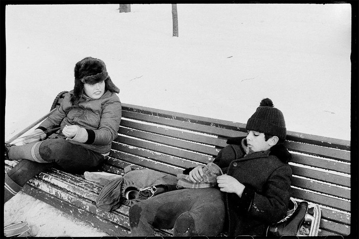 Các cậu bé trong công viên một ngày mùa đông, Leningrad 1976.