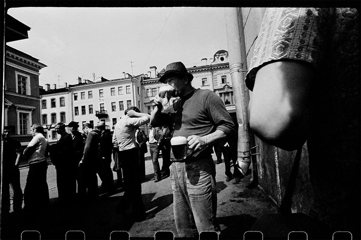 Người đàn ông uống bia, trên đường phố Leningrad năm 1974. Ảnh: Masha Ivashintsova Photography.