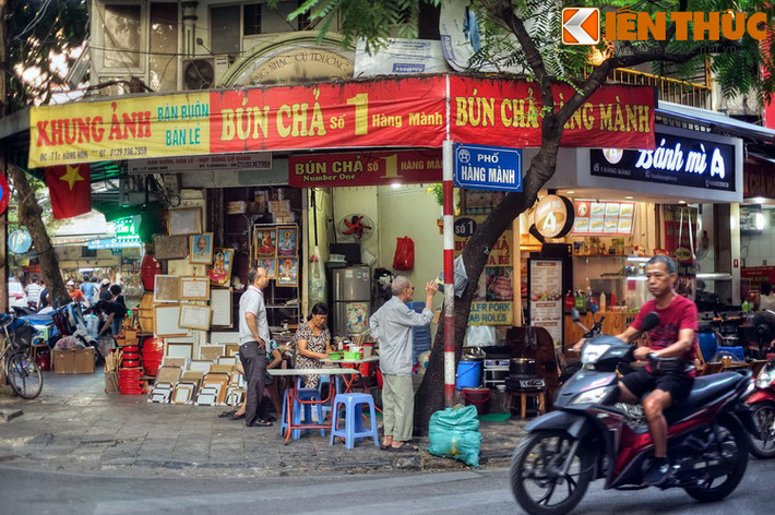 Nhà số 1 phố Hàng Mành là di tích đáng chú ý trên phố. Trong kháng chiến chống Pháp, ngôi nhà này là nơi liên lạc của đảng bộ Hà Nội, được ngụy trang như một hiệu cắt tóc. Nhà cách mạng Hoàng Văn Thụ lúc ấy có bí danh là Tôn, đã đóng vai người kéo quạt thuê tại đây...