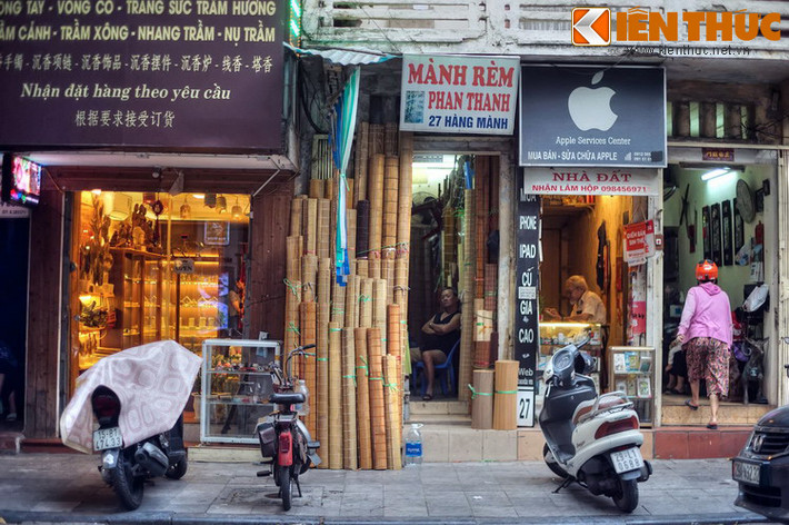 Phố Hàng Mành là một con phố dài khoảng 150 mét, kéo dài từ phố Hàng Nón đến phố Lý Quốc Sư ở ngã tư Hàng Bông, Hàng Gai, mạn Tây Nam khu phố cổ Hà Nội. Đây nguyên là đất thôn Kim Cổ, tổng Thuận Mỹ, huyện Thọ Xương cũ.