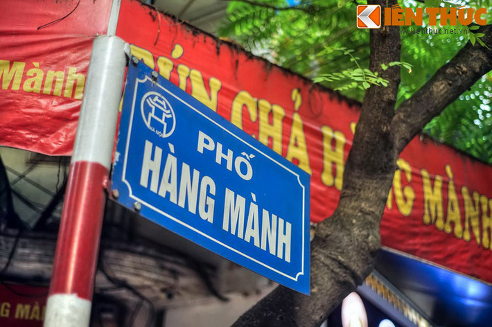 Phố này do một số người dân làng Giới Tế (thuộc huyện Yên Phong, tỉnh Bắc Ninh) di cư đến lập nghiệp. Làng Giới Tế là một làng chuyên làm mành mành, nên phố từng có tên nôm là “Rừng Mành”. Còn theo cách gọi tên của dân phố cổ, phố mang tên là Hàng Mành.