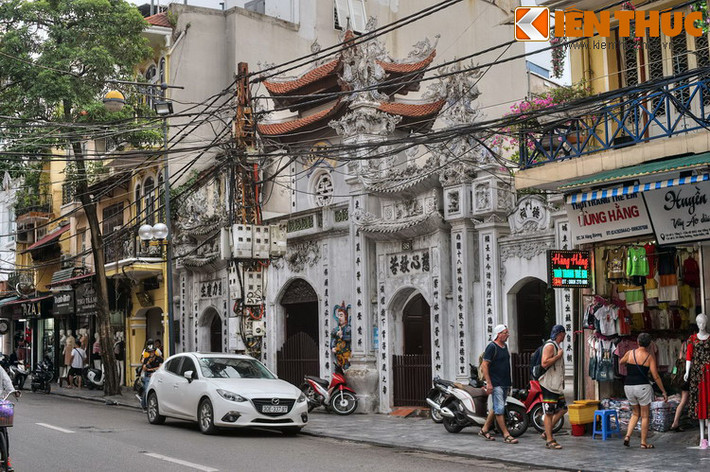 Phía trước chùa chính là cổng tam quan nằm sát hè phố Hàng Đường, phía sau có sân nhỏ dẫn tới nhà Mẫu, nhà Tổ.