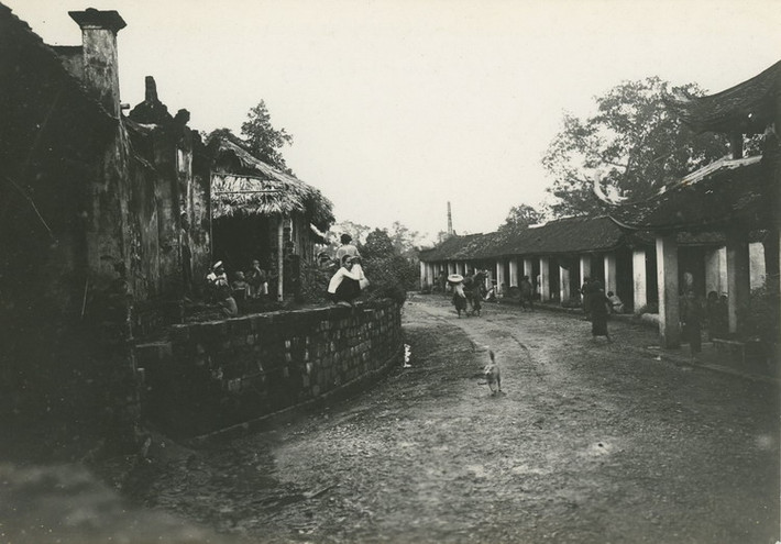 Con đường chính của làng Bưởi, làng nghề làm giấy dó nổi tiếng Hà Nội xưa.