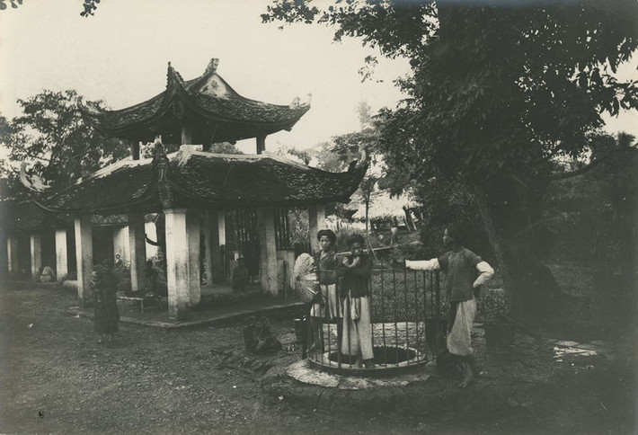 Bên giếng nước của một ngôi chùa.