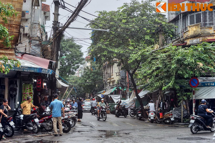 Phố Hàng Bồ là con phố dài khoảng 270 mét, kéo dài từ ngã tư phố Hàng Đào - Hàng Ngang đến ngã tư phố Hàng Thiếc - Thuốc Bắc - Bát Đàn ở trung tâm khu phố cổ Hà Nội.